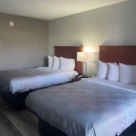 Quality Inn Fayetteville Near Fort Bragg Buitenkant foto