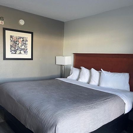 Quality Inn Fayetteville Near Fort Bragg Buitenkant foto