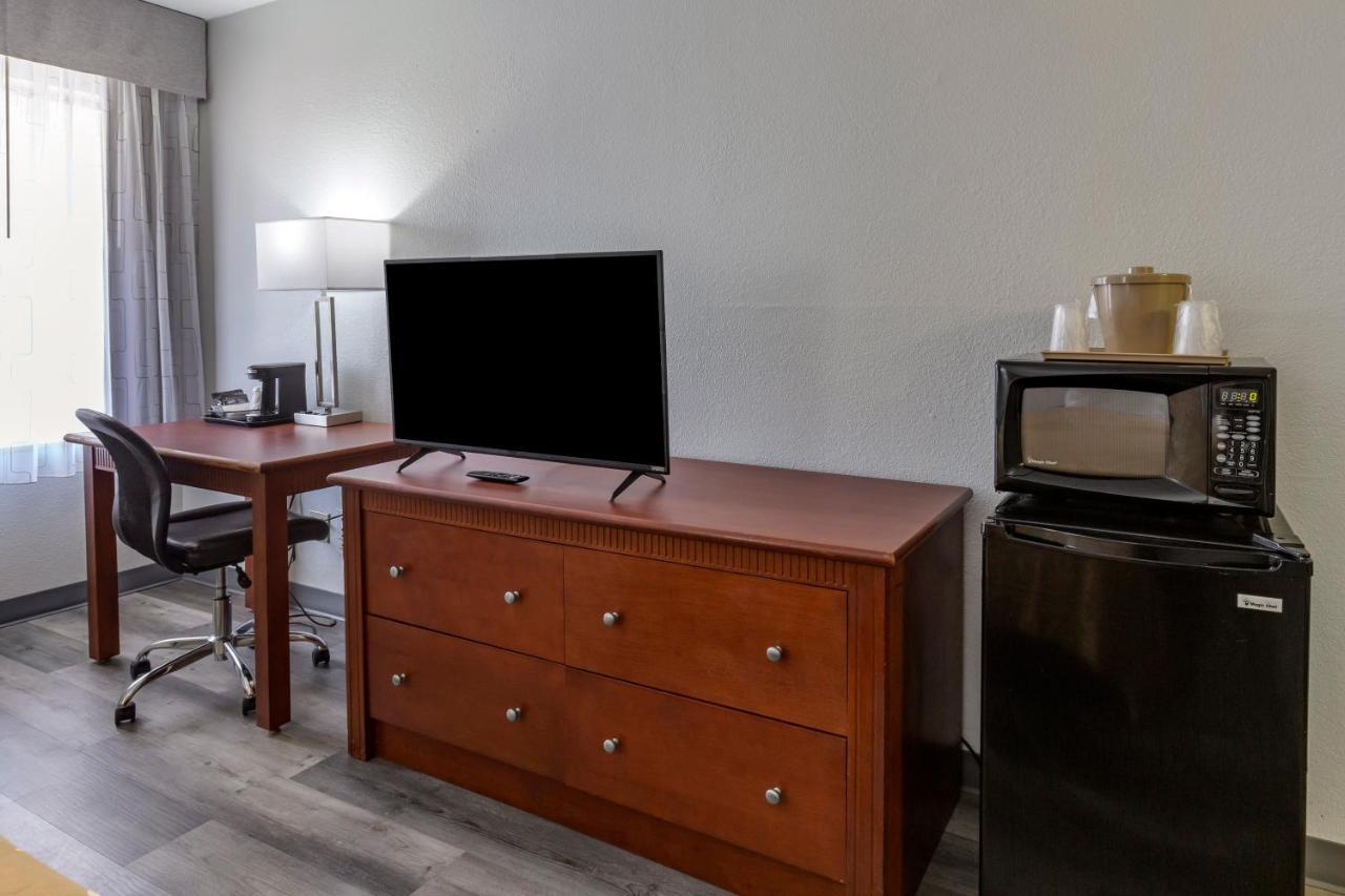Quality Inn Fayetteville Near Fort Bragg Buitenkant foto
