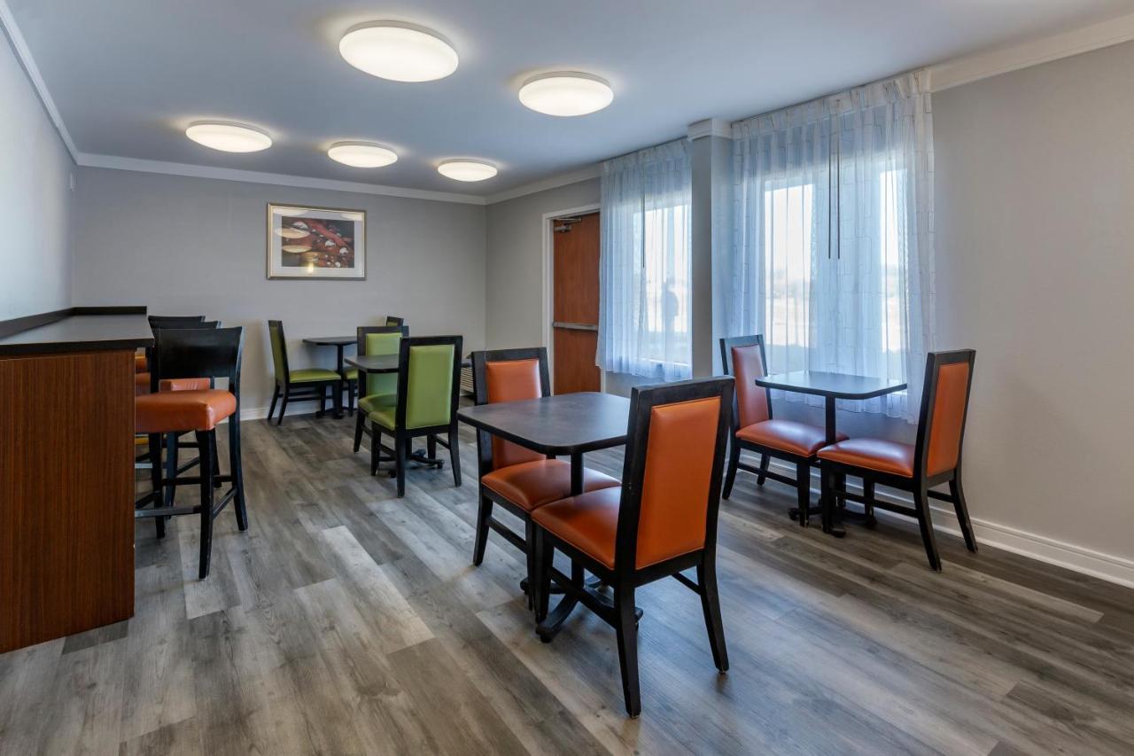 Quality Inn Fayetteville Near Fort Bragg Buitenkant foto