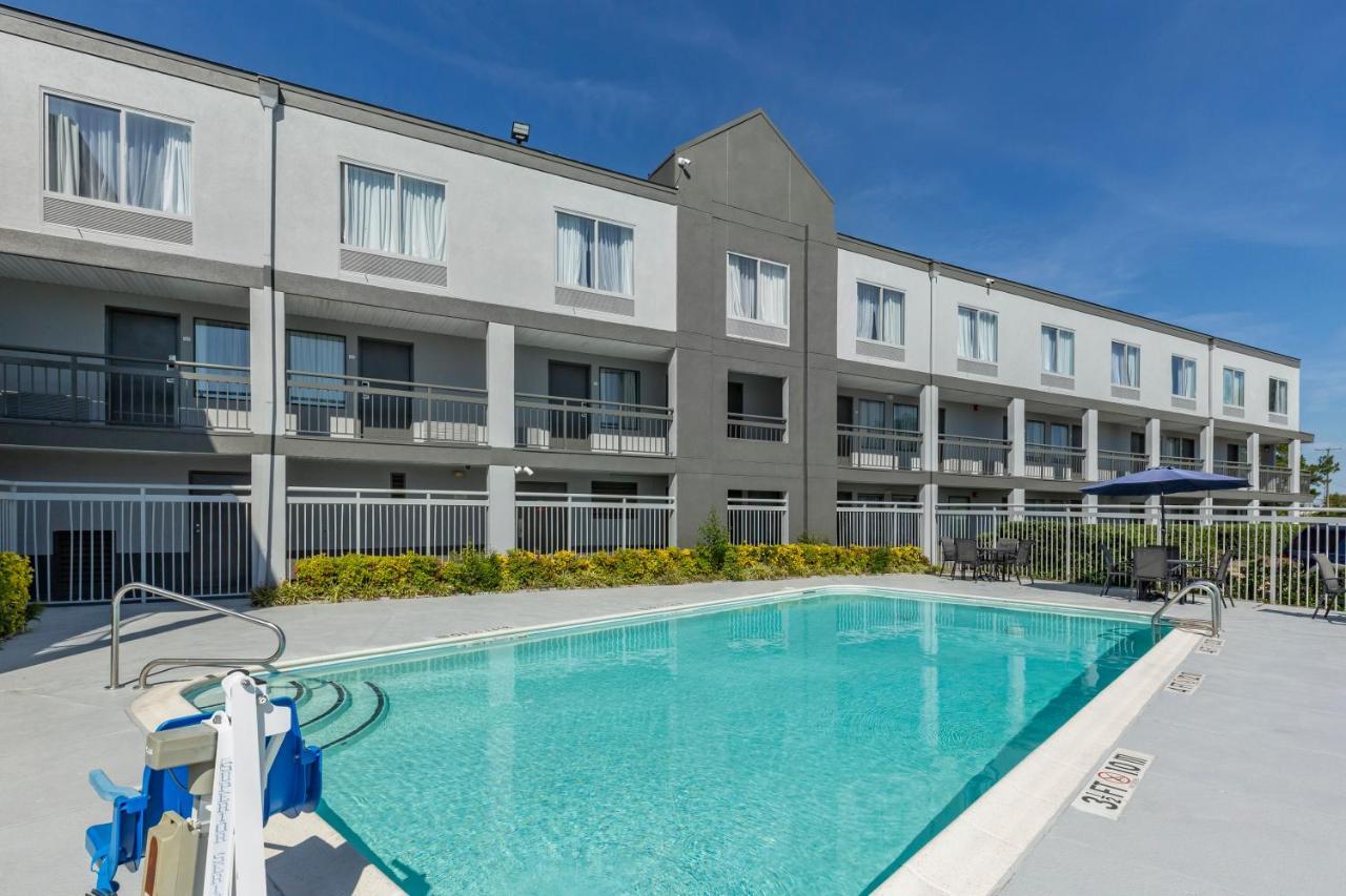 Quality Inn Fayetteville Near Fort Bragg Buitenkant foto