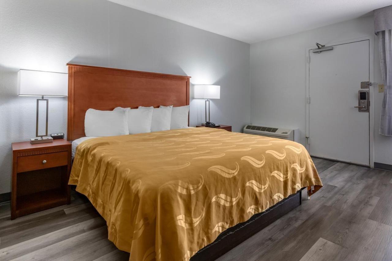 Quality Inn Fayetteville Near Fort Bragg Buitenkant foto