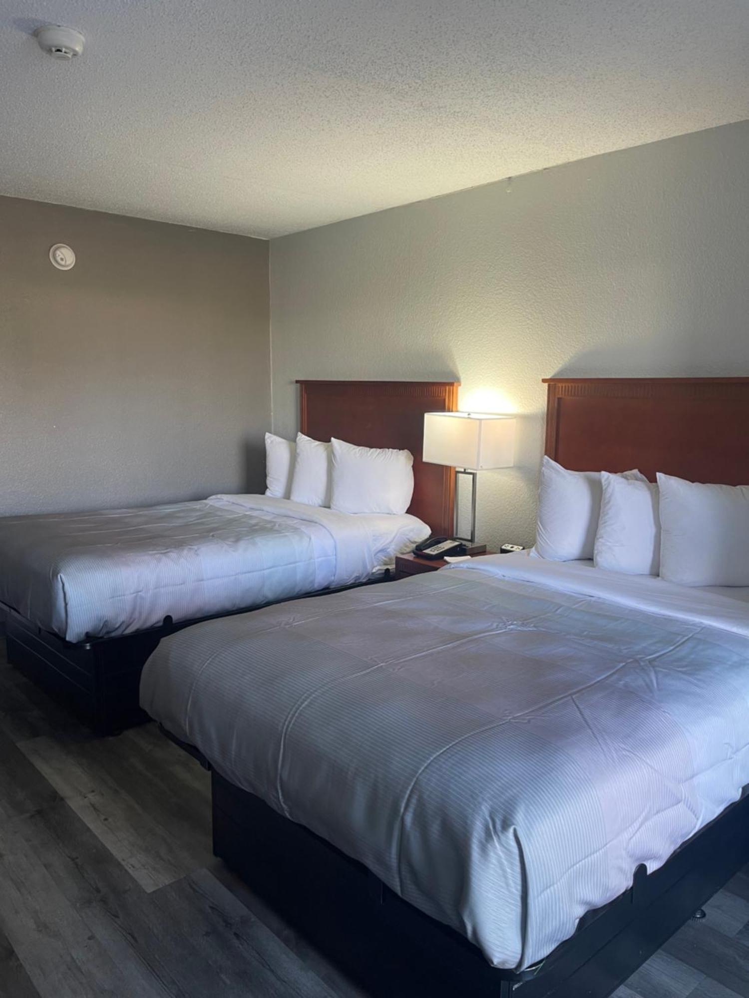 Quality Inn Fayetteville Near Fort Bragg Buitenkant foto