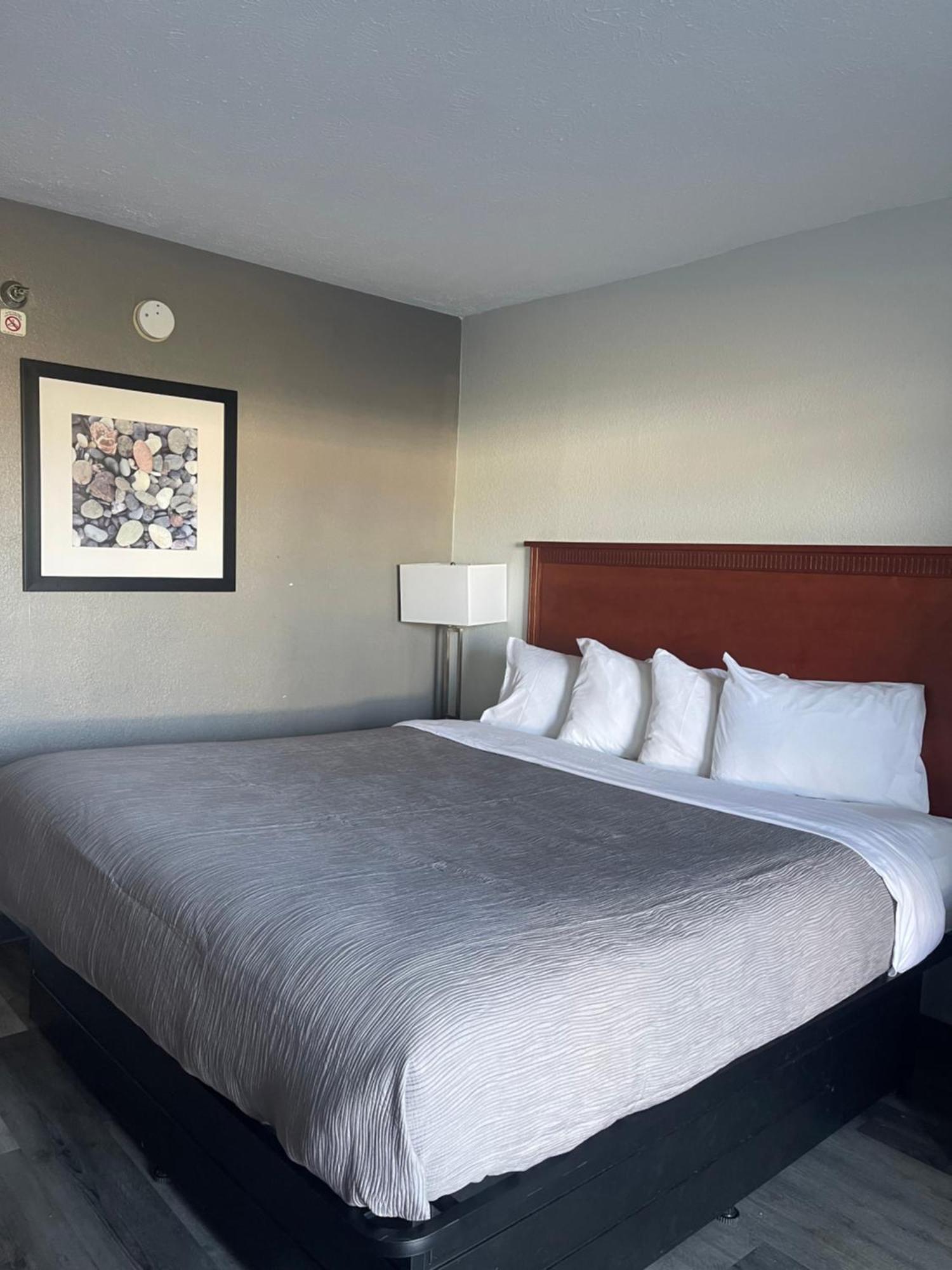 Quality Inn Fayetteville Near Fort Bragg Buitenkant foto
