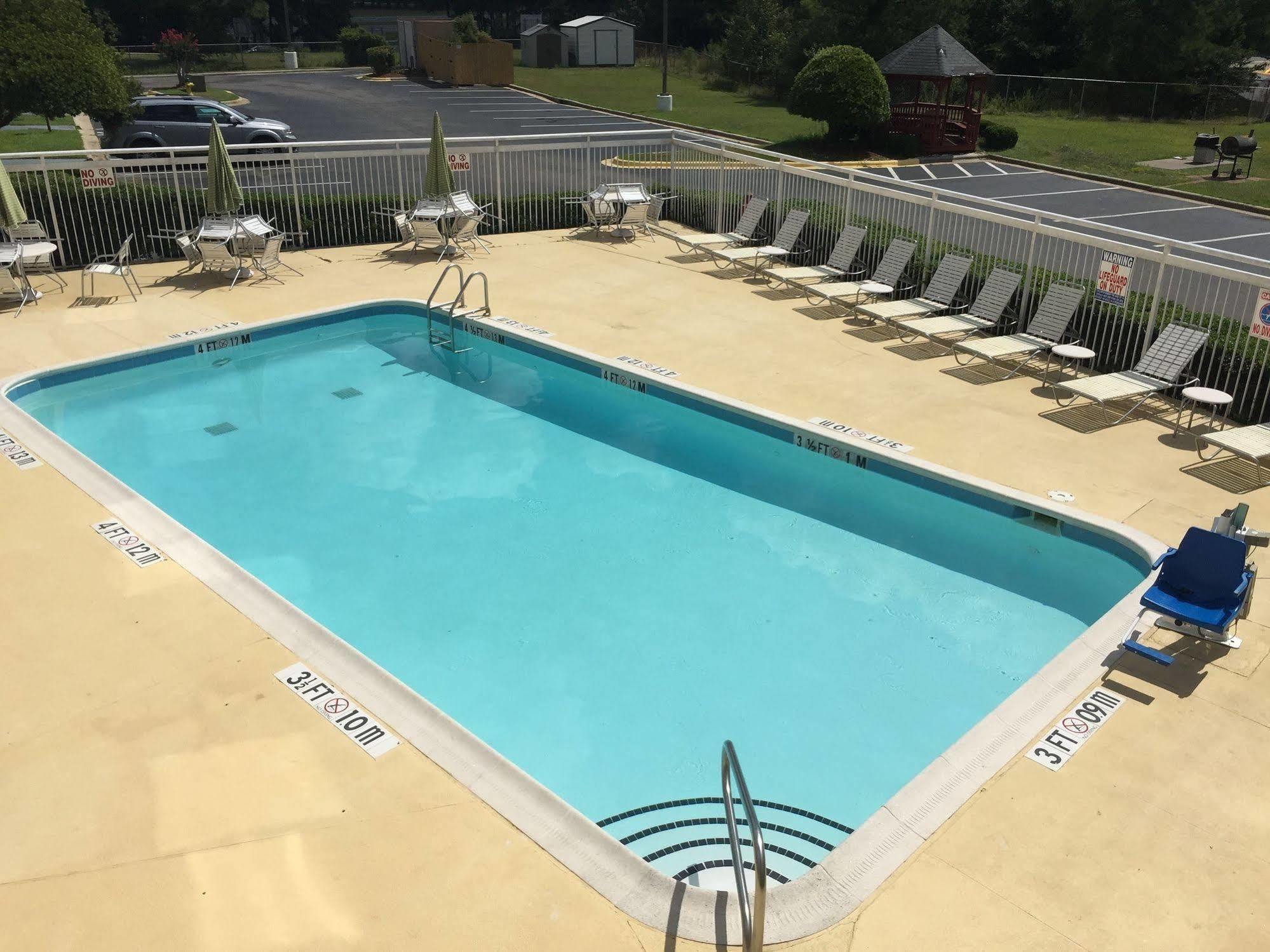 Quality Inn Fayetteville Near Fort Bragg Buitenkant foto