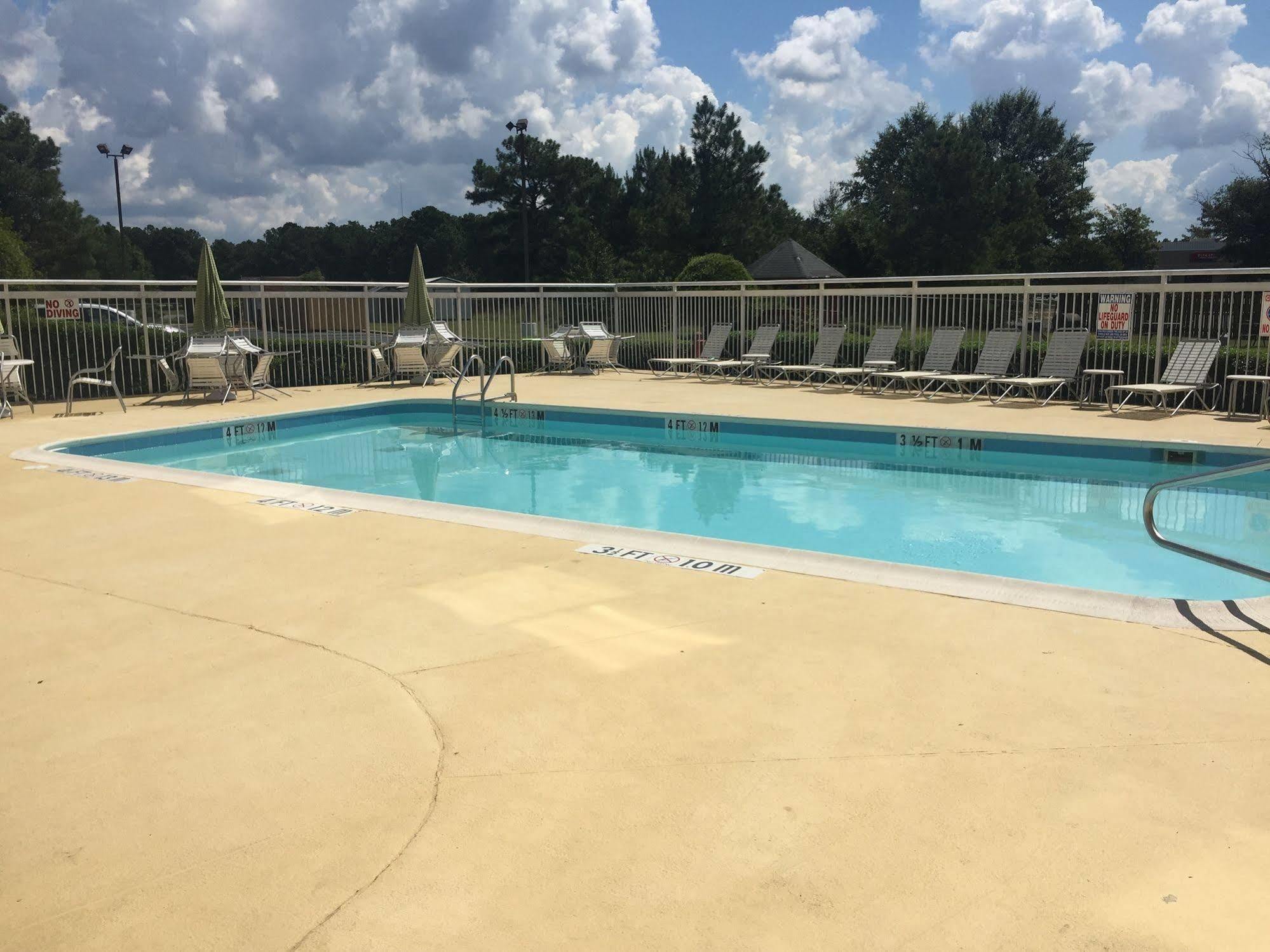 Quality Inn Fayetteville Near Fort Bragg Buitenkant foto