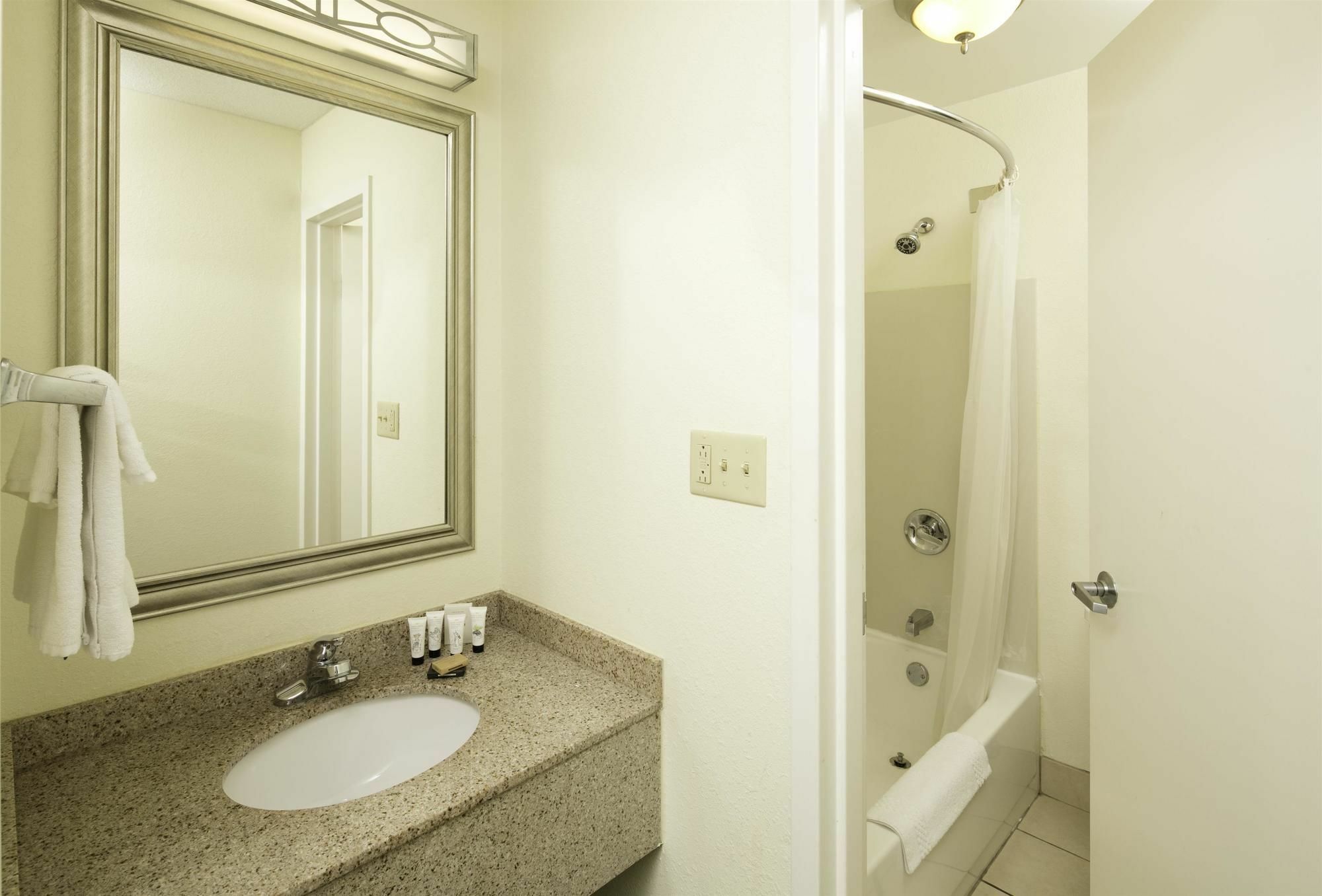 Quality Inn Fayetteville Near Fort Bragg Buitenkant foto